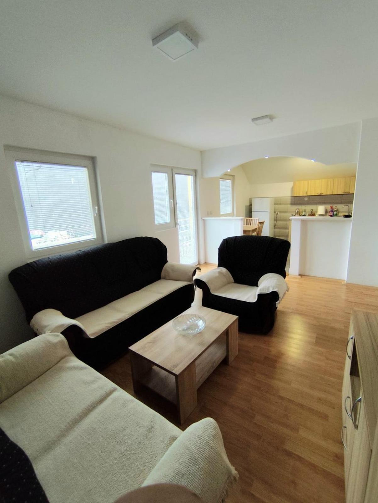 Apartman Ognjenovic Apartment ปลูชิเน ภายนอก รูปภาพ